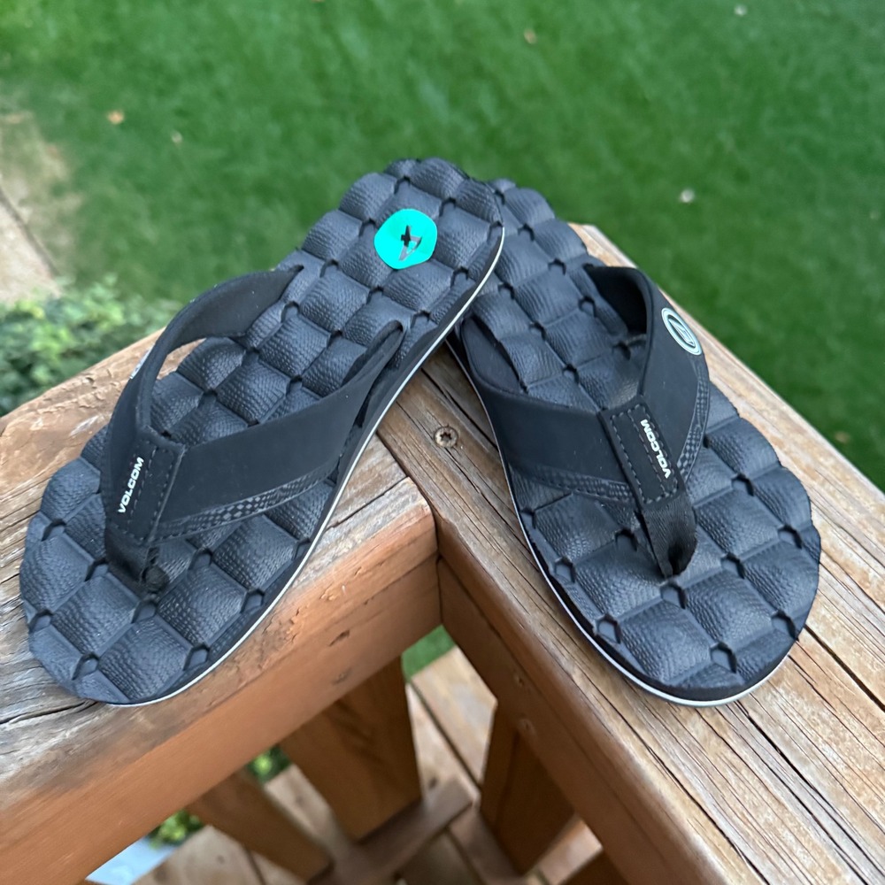 NWT Volcom‎ Kids Black Cushioned Flip Flops Sandals Size 4 Childrens Comfort